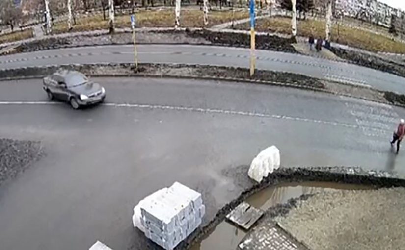 فیلم لحظه وحشتناک برخورد خودرو با عابران پیاده در بندرعباس را ببینید